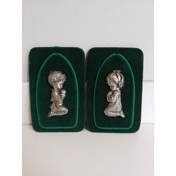 1960s praying children, Italian pewter on emerald green velvet - Picture 2 of 10